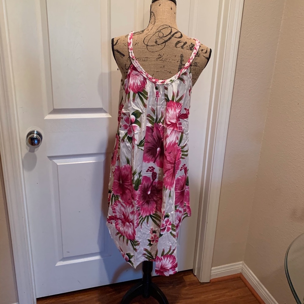 White dress with pink hibiscus floral print - Picture 4 of 5